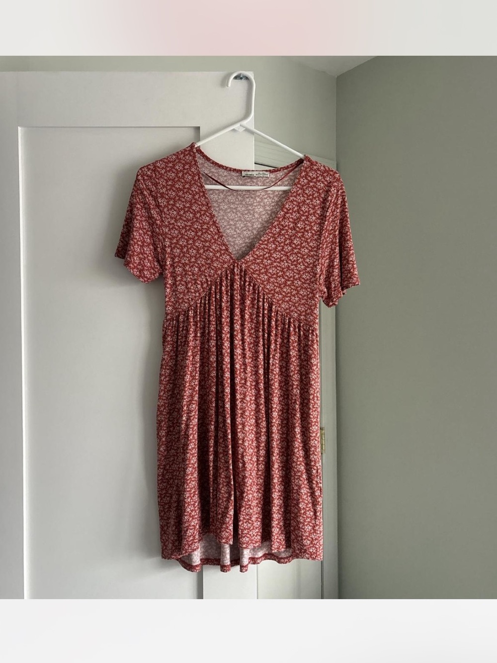 Pull & Bear Floral V-Neck Short Sleeve Dress in Rust/ pink